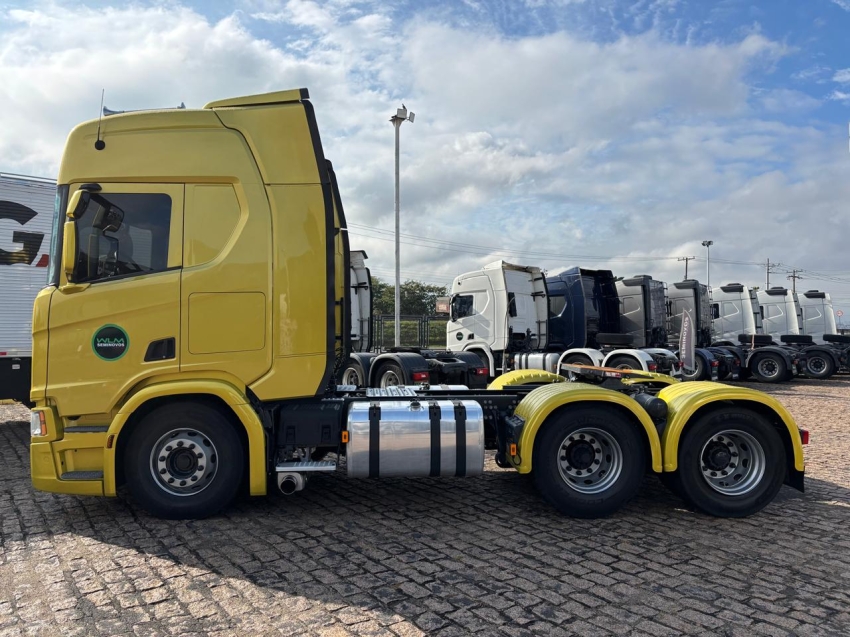 scania r450 a6x2 2023 dourado