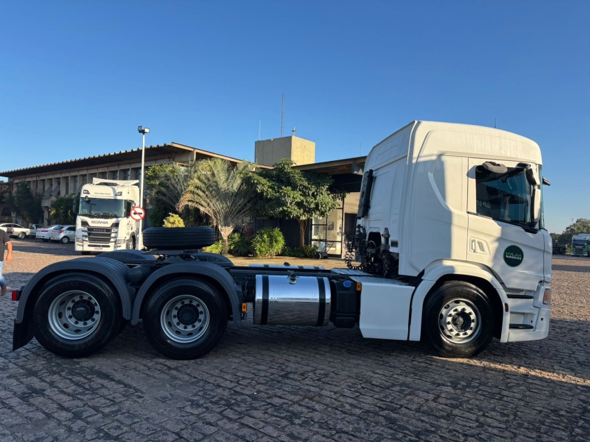 scania p360 a6x2 branca