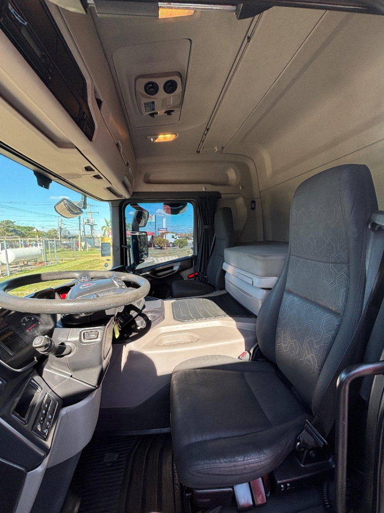 scania p360 a6x2 branca