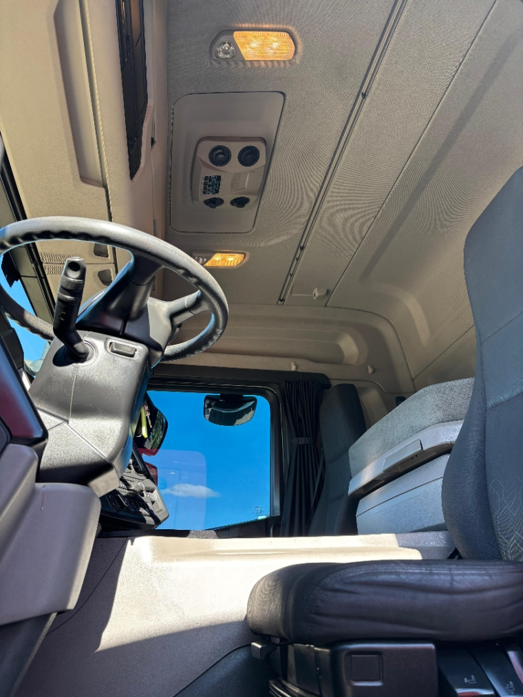 scania p360 a6x2 branca