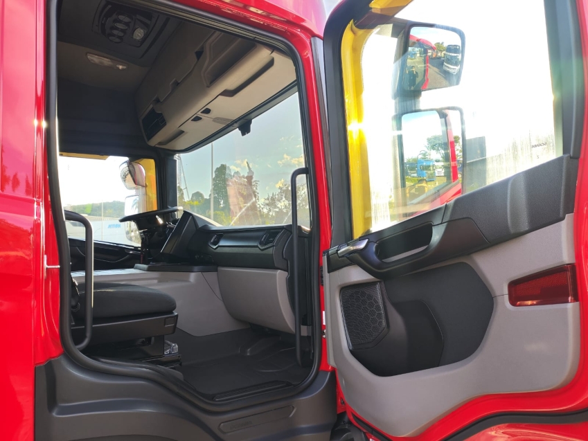 scania p410 a6x2 vermelha