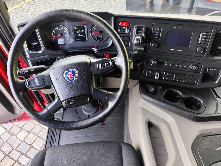 scania p410 a6x2 vermelha
