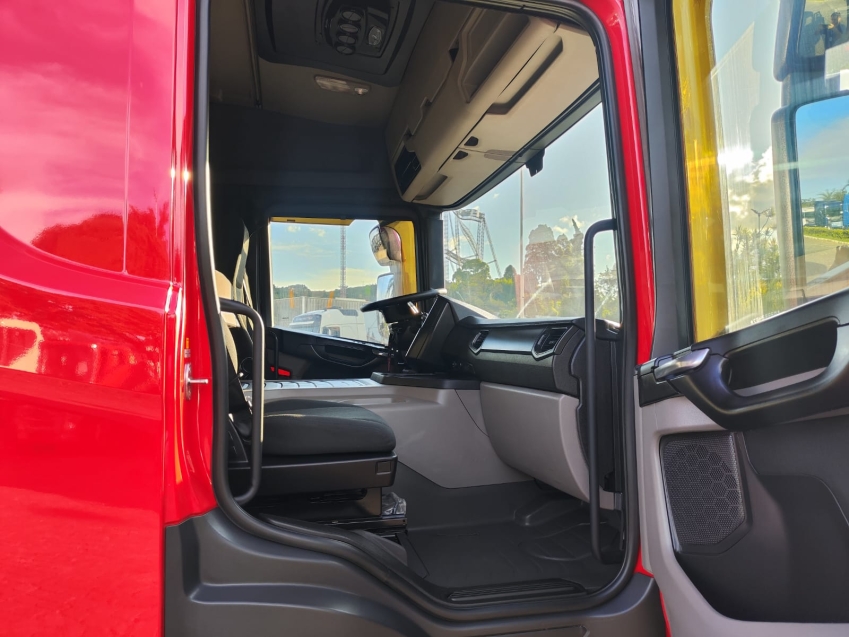 scania p410 a6x2 vermelha