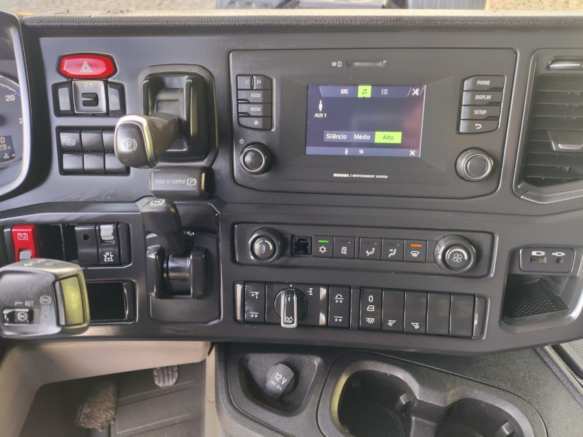 scania p410 a6x2 vermelha