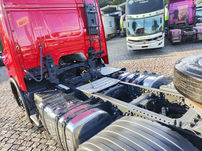 scania p410 a6x2 vermelha