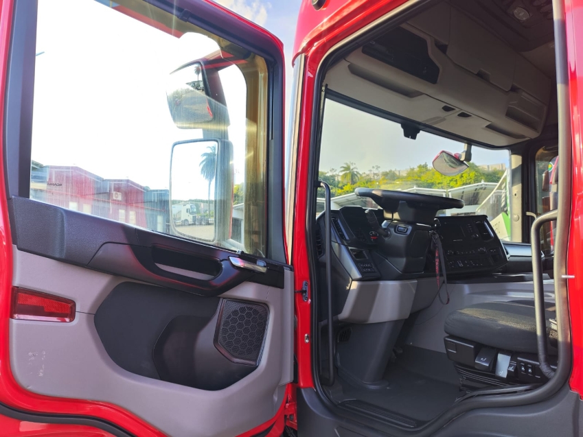 scania p410 a6x2 vermelha