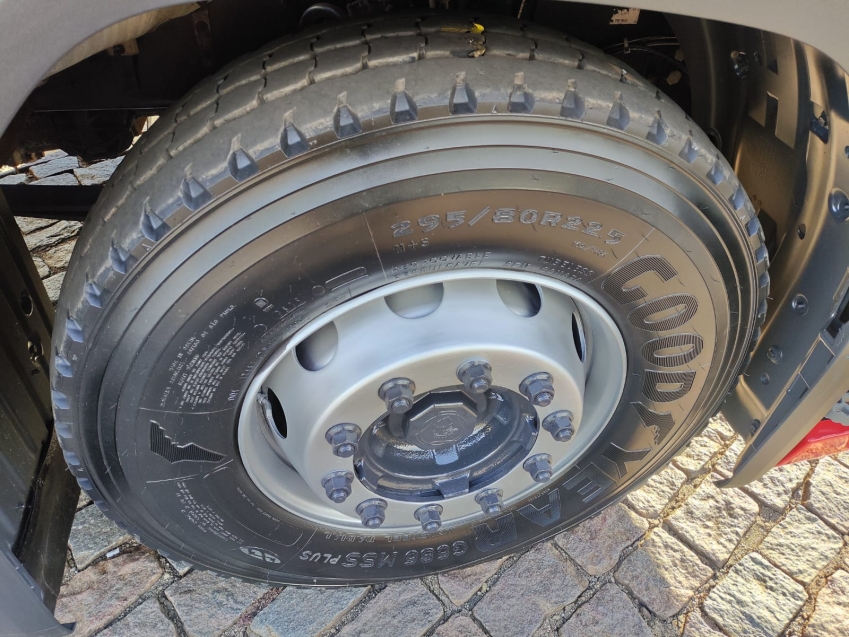 scania p410 a6x2 vermelha