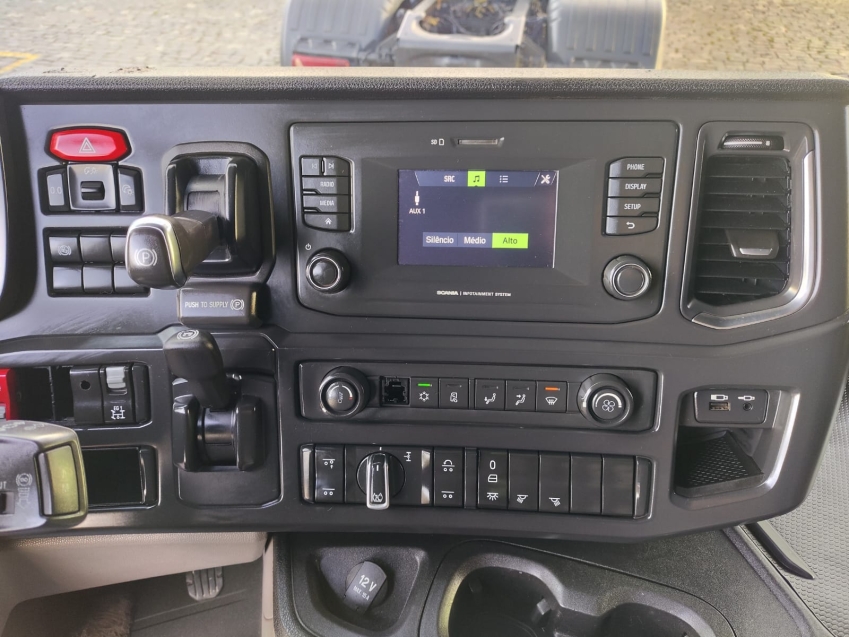 scania p410 a6x2 vermelha