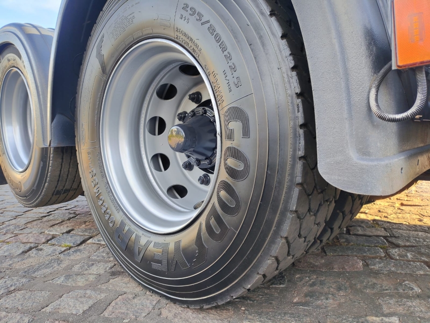 scania p410 a6x2 vermelha