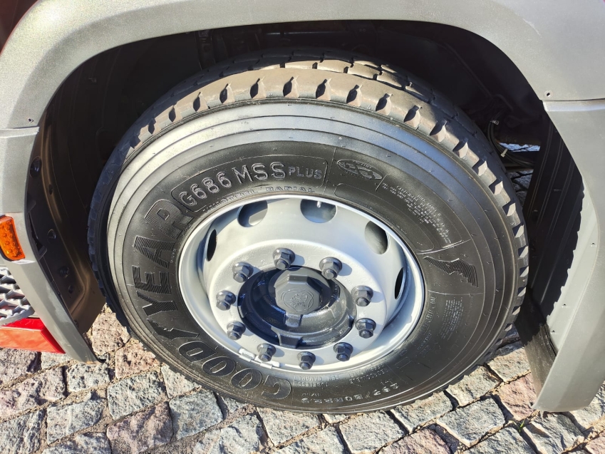 scania p410 a6x2 vermelha