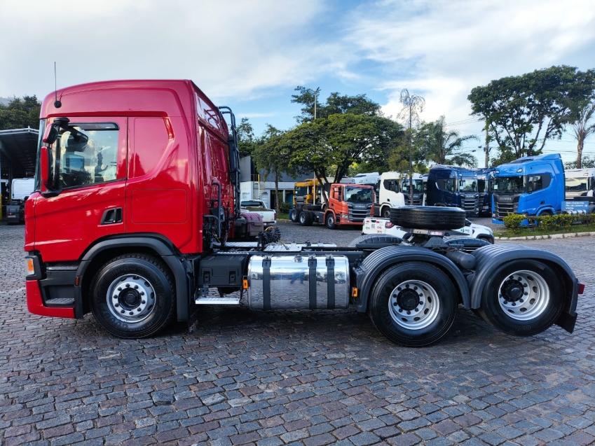 scania p410 a6x2 vermelha