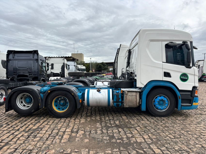 scania p360 a6x2 branca