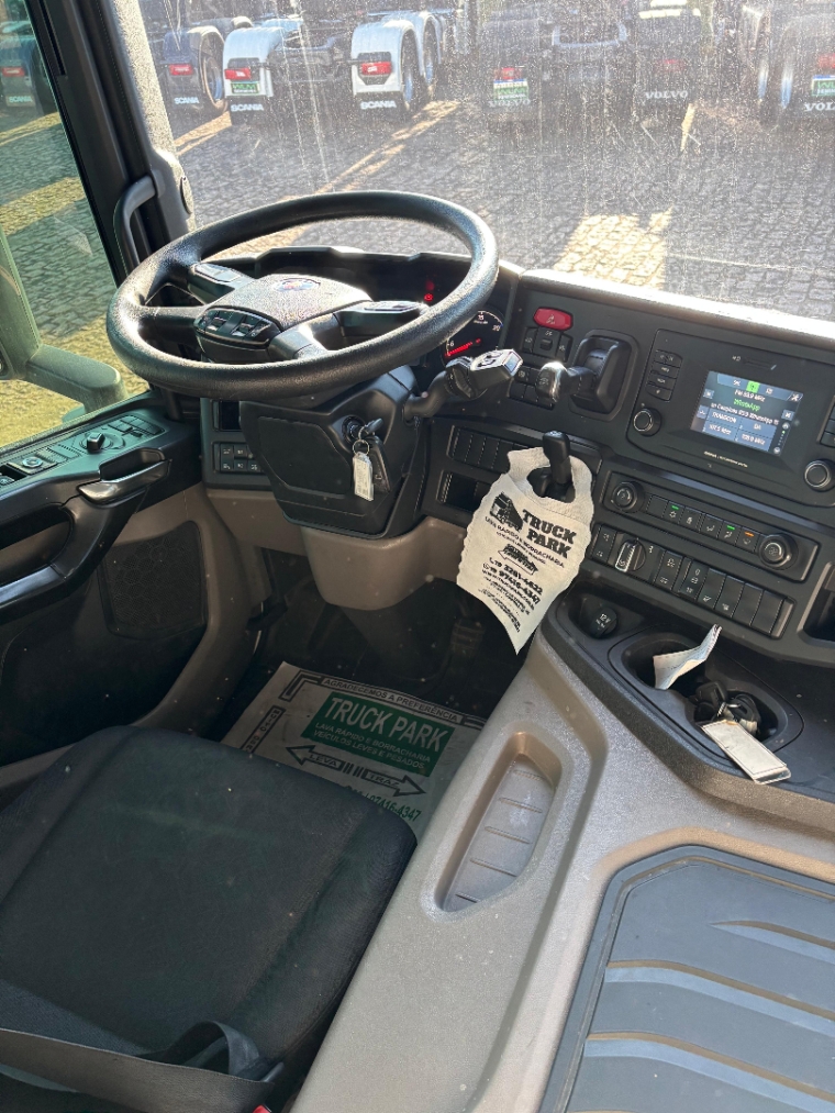 scania p360 a6x2 branca