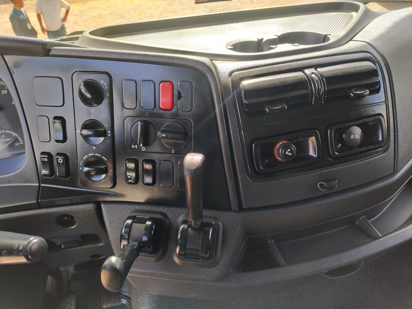 mercedes axor 2536 6x2 prata