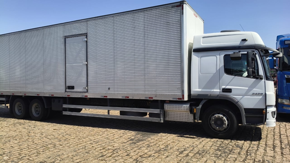 mercedes-benz atego 2429 6x2 diesel 2p automatico 2023