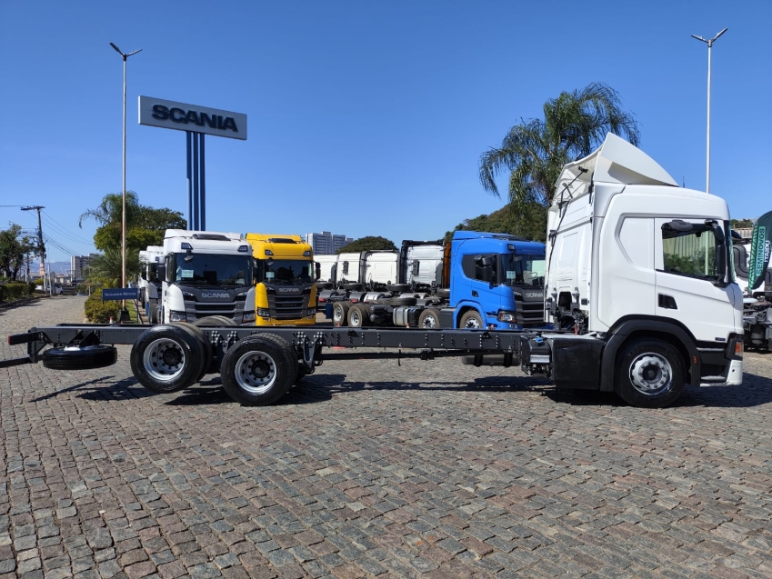scania p280 b6x2 branco