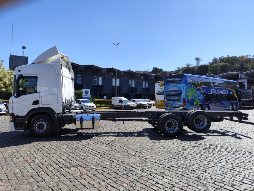 scania p280 b6x2 branco