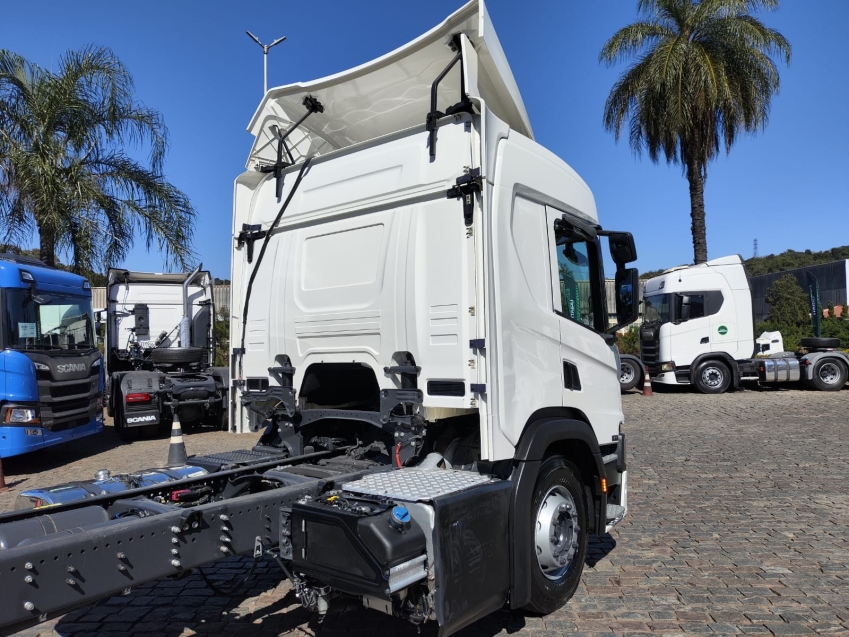 scania p280 b6x2 branco