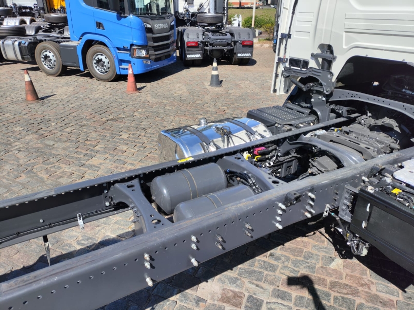 scania p280 b6x2 branco