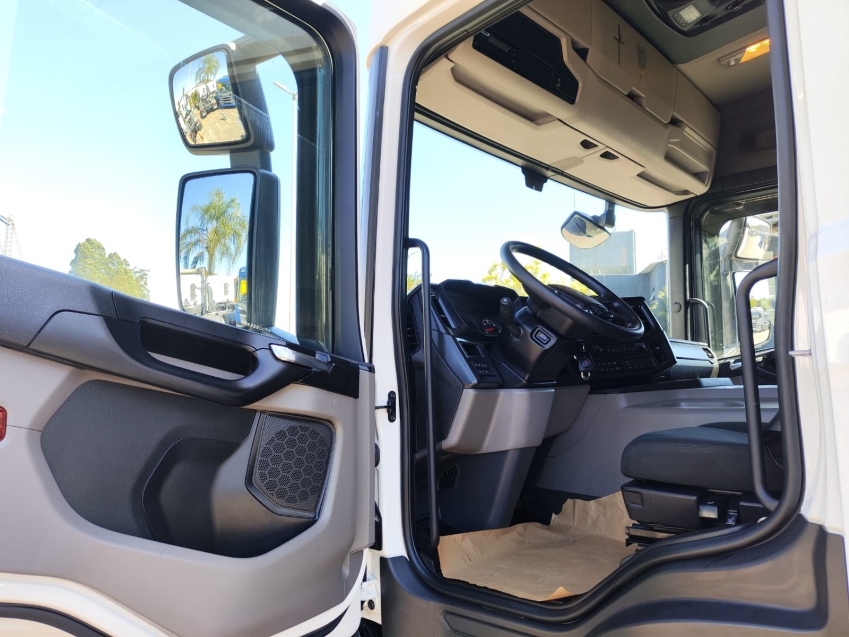 scania p280 b6x2 branco