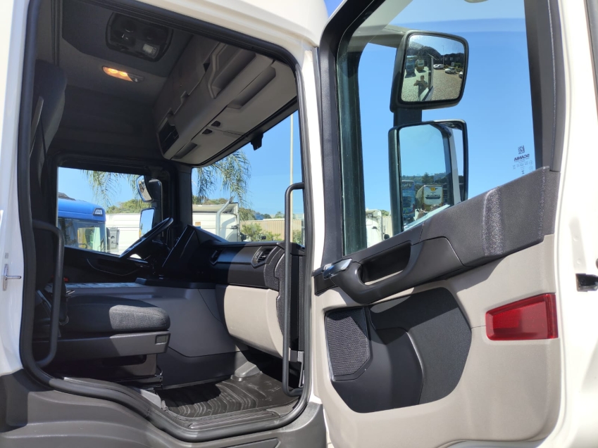 scania p280 b6x2 branco