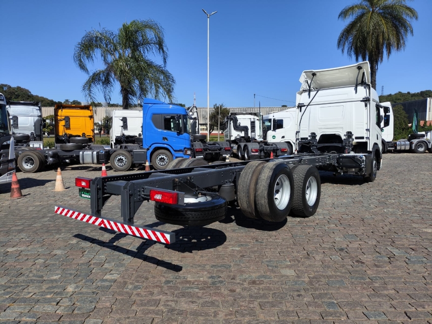 scania p280 b6x2 branco