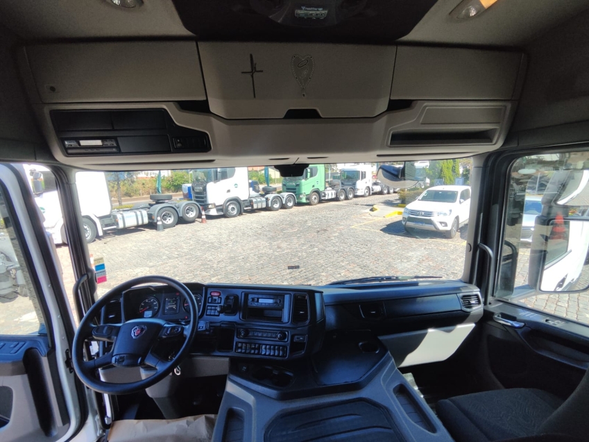 scania p280 b6x2 branco