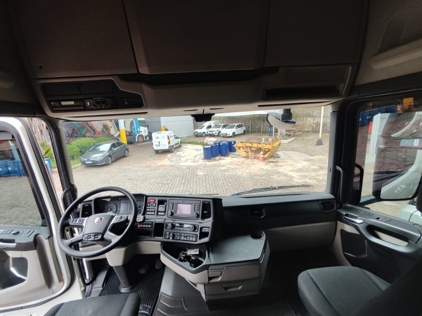 scania s450 a6x2 branco