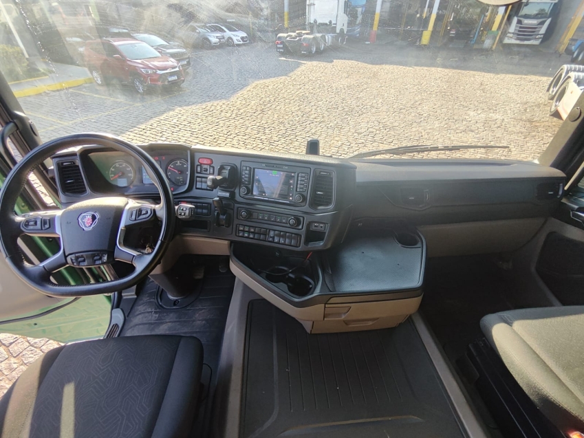 scania r560 a6x4 verde
