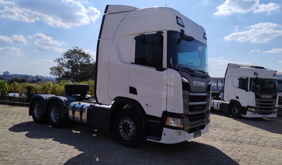 scania r560 a6x4 branco