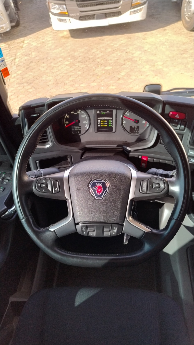 scania r560 a6x4 branco