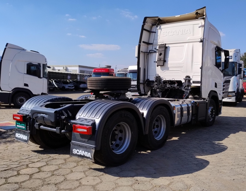 scania r560 a6x4 branco