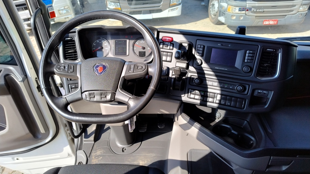 scania r560 a6x4 branco