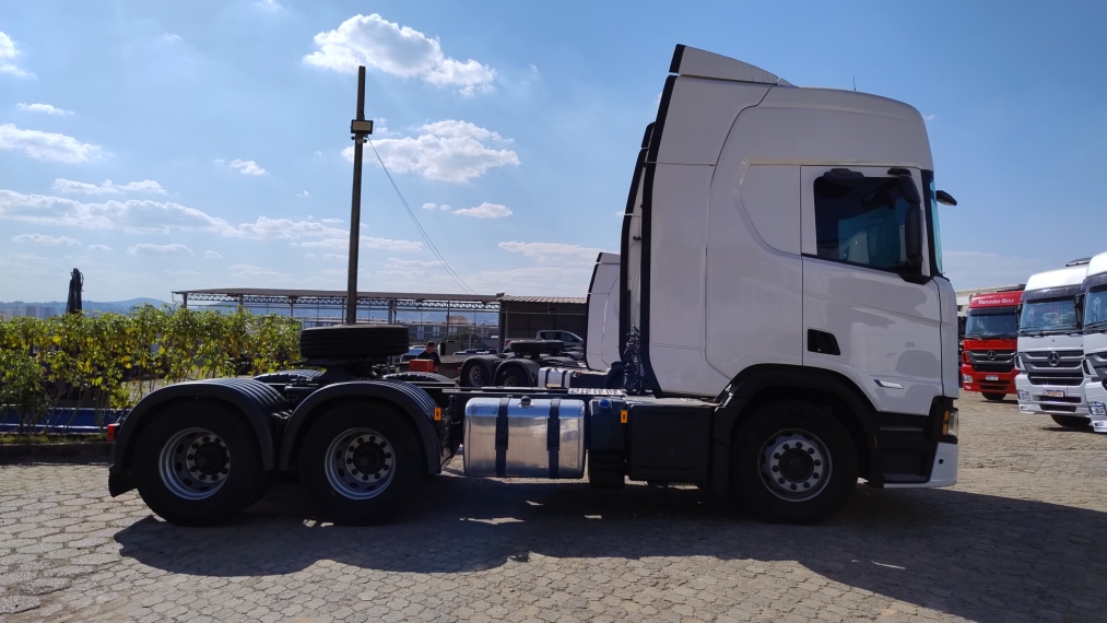 scania r560 a6x4 branco