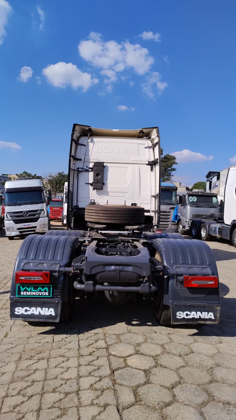 scania r560 a6x4 branco
