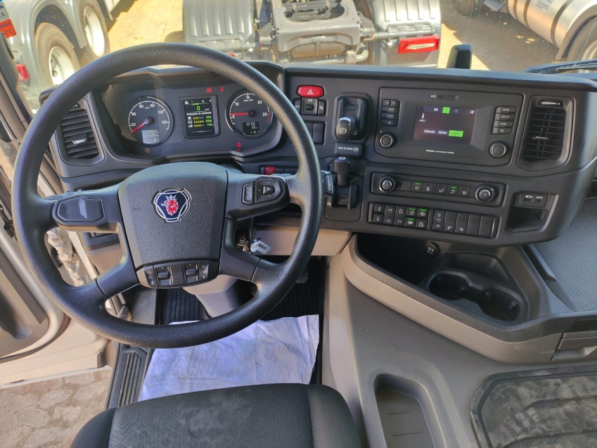 scania g370 a6x2 branco