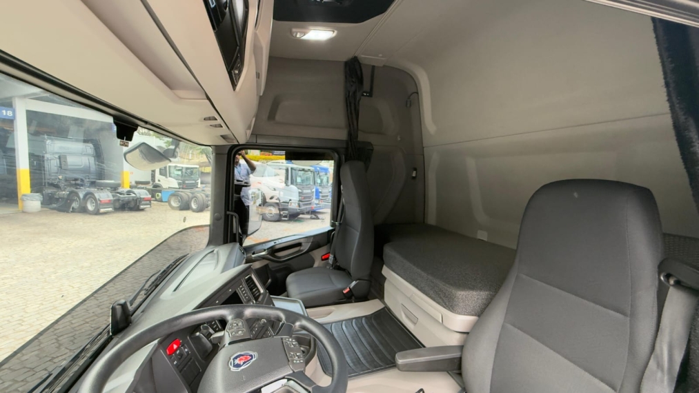 scania g360 b8x2 cinza