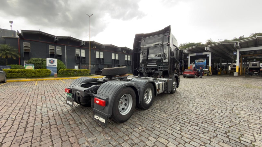 scania r 450 a6x2 preto3