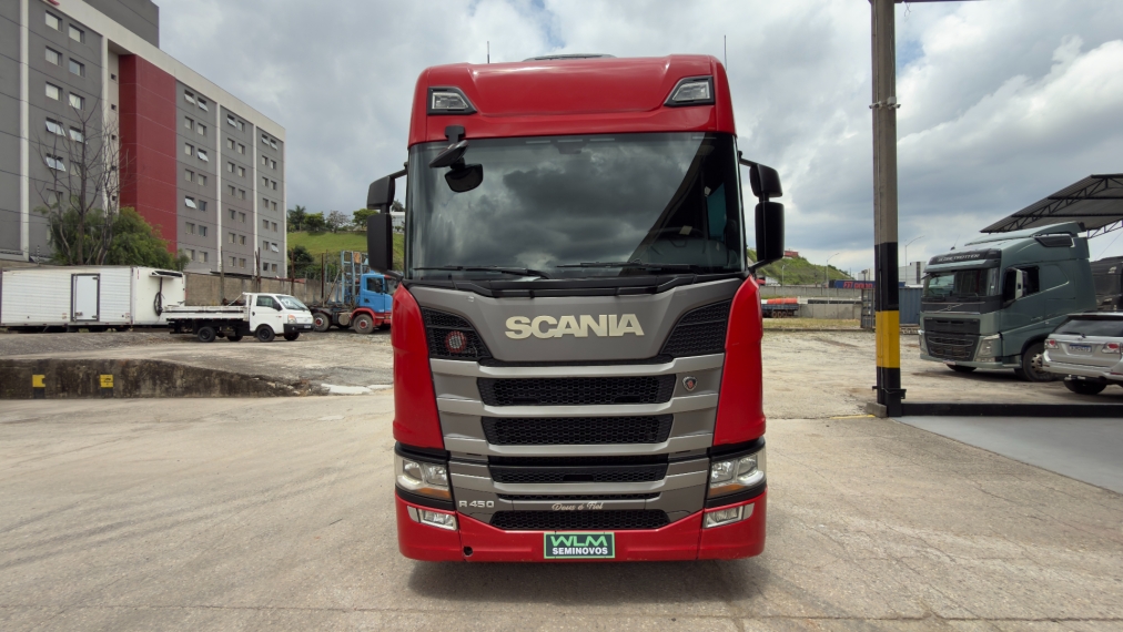 scania r450 a6x2 vermelha
