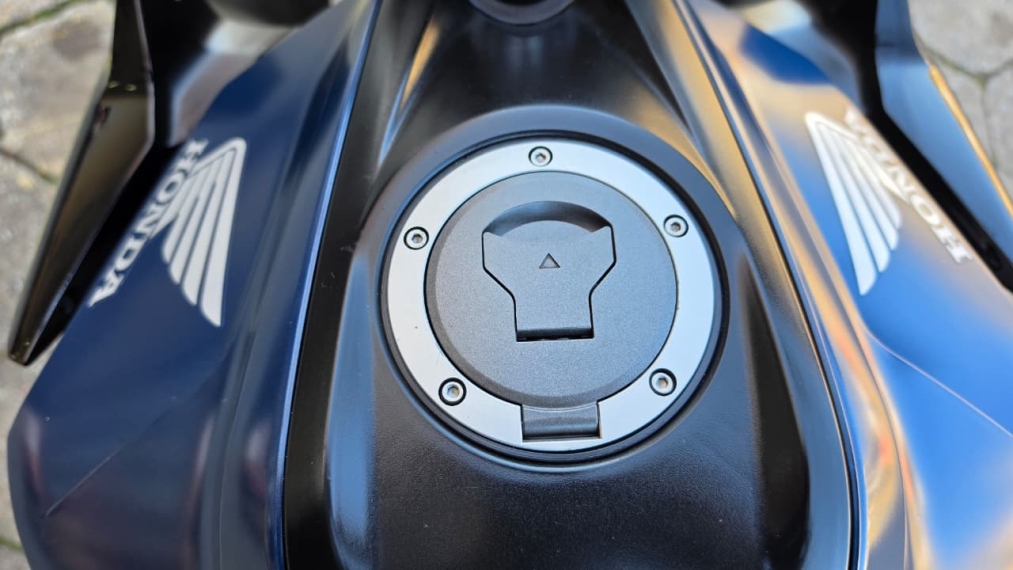 cb twister 300f abs - azul10