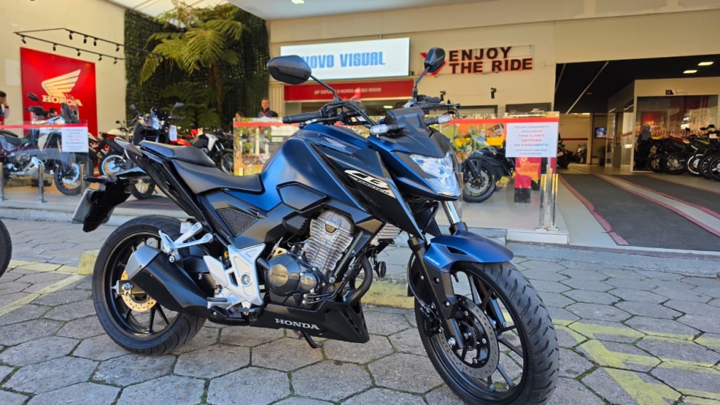 cb twister 300f abs - azul4