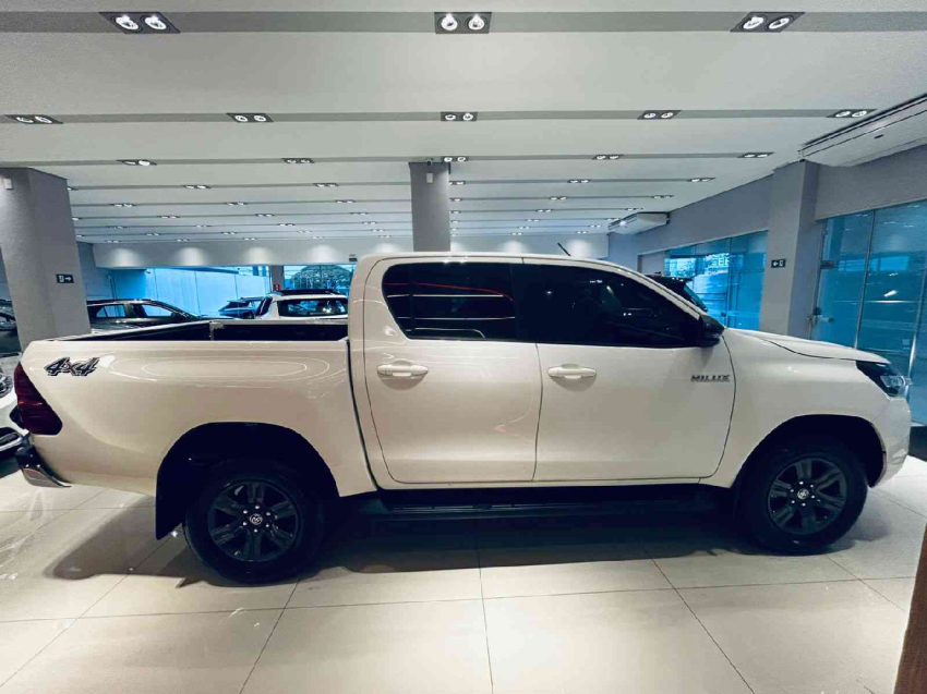 toyota hilux 2.8 d-4d turbo diesel cd sr 4x4 automatico 4p 2024