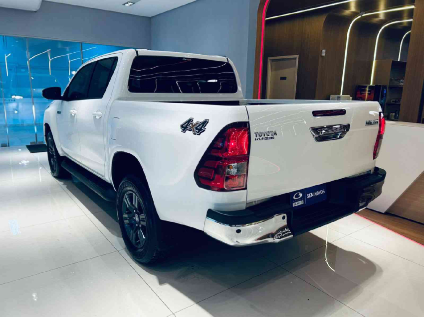 toyota hilux 2.8 d-4d turbo diesel cd sr 4x4 automatico 4p 2024
