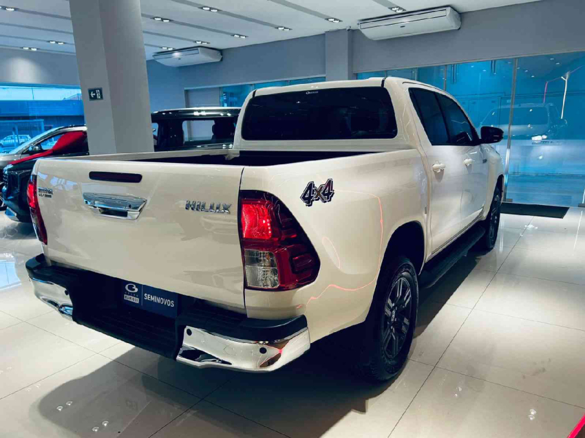 toyota hilux 2.8 d-4d turbo diesel cd sr 4x4 automatico 4p 2024