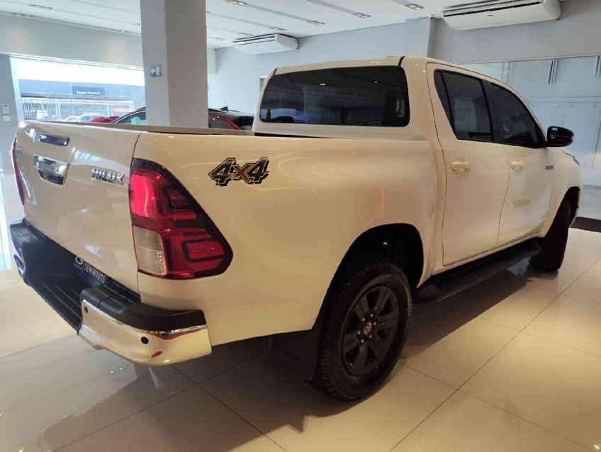 toyota hilux 2.8 d-4d turbo diesel cd sr 4x4 automatico 4p 202415