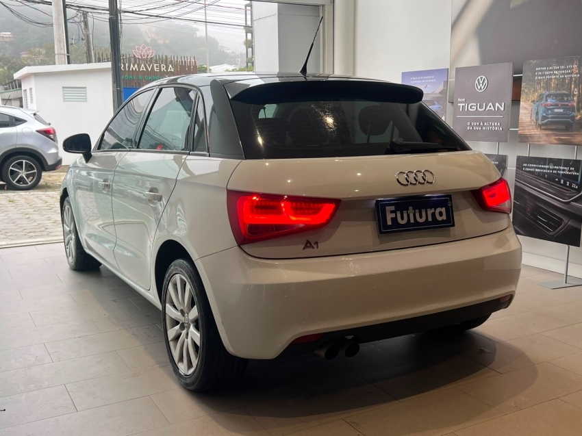 audi a1 1.4 tfsi sportback attraction 16v 122cv gasolina 4p s-tronic automatico 201311