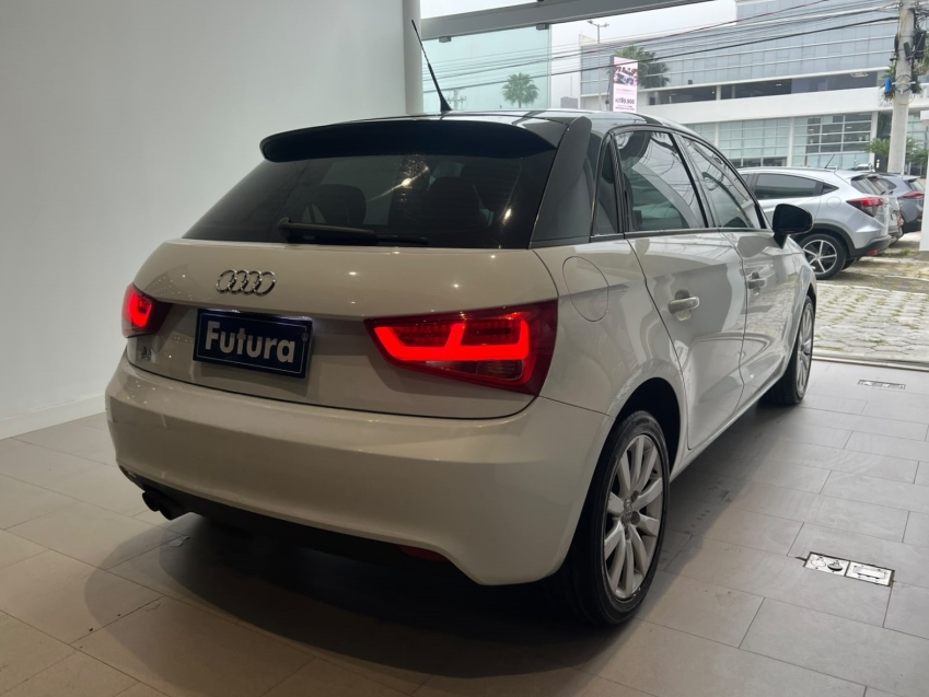 audi a1 1.4 tfsi sportback attraction 16v 122cv gasolina 4p s-tronic automatico 201313