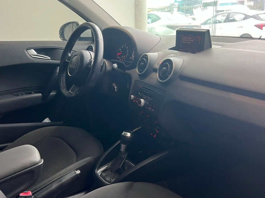 audi a1 1.4 tfsi sportback attraction 16v 122cv gasolina 4p s-tronic automatico 20138