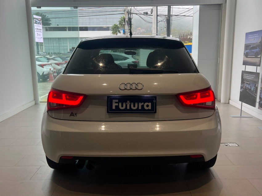 audi a1 1.4 tfsi sportback attraction 16v 122cv gasolina 4p s-tronic automatico 201312