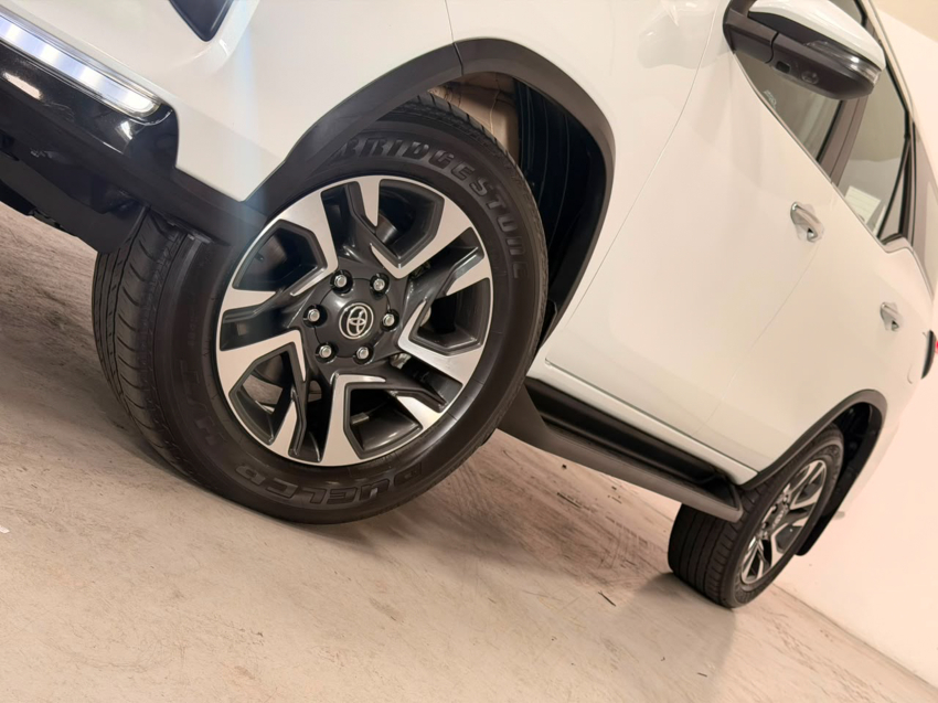 Toyota HILUX SW4 2.8 D-4D TURBO DIESEL SRX PLATINUM 4X4 AUTOMÁTICO 2